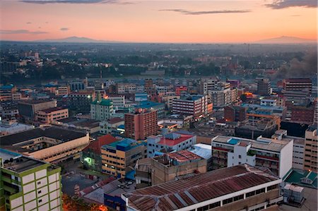 Kenya, Nairobi. Nairobi at daybreak with Mount Kenya (right) and the Aberdare Mountains rising in the far distance. Foto de stock - Direito Controlado, Número: 862-03736765