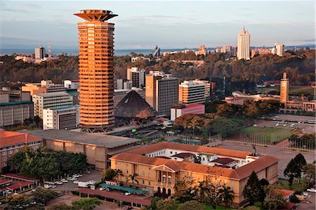 simsearch:862-03736790,k - Kenya, Nairobi. Nairobi au lever du soleil avec la tour circulaire du Centre de conférences Kenyatta au premier plan. Photographie de stock - Rights-Managed, Code: 862-03736768