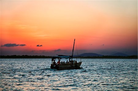 ferry - Kenya, Mombasa. Résidents de Funzi Island, côte sud Kenyas, prennent le ferry de retour vers le continent. Photographie de stock - Rights-Managed, Code: 862-03736805