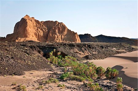 simsearch:862-06542526,k - A crumbling extinct volcano, known as Aruba Rock, is surrounded by outflows of black lava rock on the edge of the Suguta Valley. Foto de stock - Con derechos protegidos, Código: 862-03736868