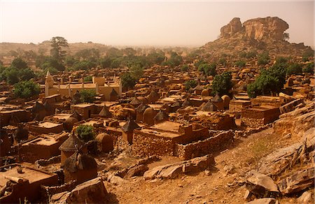 dogon country - Mali, Bandiagara Escarpment, Songho. A view of Songho village in 'Dogon Country' amidst the outlying cliffs of Bandiagara. Foto de stock - Con derechos protegidos, Código: 862-03736926