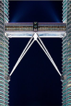 Malaysia, Negeri Sembilin, Kuala Lumpur, Kampong Baharu, The sky bridge linking the two Petronas Towers, designer Cesar Pelli. Foto de stock - Con derechos protegidos, Código: 862-03736936