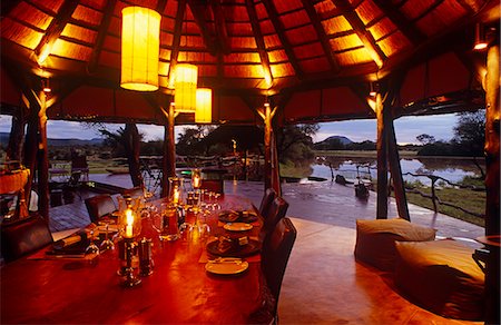 simsearch:851-02962595,k - Namibia, Otjozondjupa, Okonjima Villa. The main dining area of Okonjima Lodge's Villa, a luxurious lodge. Foto de stock - Con derechos protegidos, Código: 862-03736986