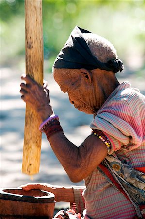 Nhoqma Dorf (Pronmounced / / Nhoq'ma), Bushmanland, Namibia. Eine ältere Frau San (Buschmänner) GrundstÃ¼ck Korn für Brot Teller Stockbilder - Lizenzpflichtiges, Bildnummer: 862-03736997