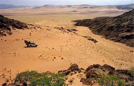 simsearch:862-03365377,k - Namibie, Kaokoland, Kaokoland. Une touriste safari véhicule tête baissée vers le Camp de Cafema Serra à la fin de la vallée de Hartmann. Photographie de stock - Rights-Managed, Code: 862-03736993