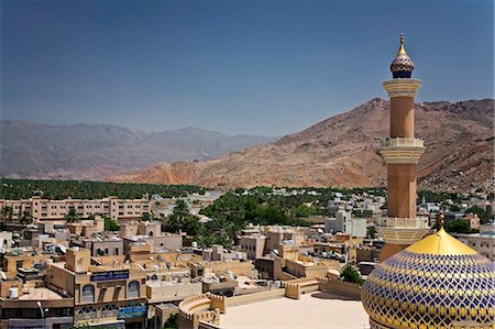 Oman, Nizwa, view of the Nizwa Mosque and minaret from the fort of Nizwa. Foto de stock - Direito Controlado, Número: 862-03737038