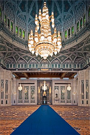 prayer hall - Oman, Mascate, Mascate, Ghubrah. Lustre en Swarovski Cyrstal plus grand du monde dans la grande mosquée du Sultan Qaboos. Photographie de stock - Rights-Managed, Code: 862-03737051