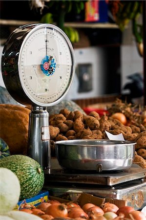 funchal - Portugal, Ilha de Madeira, Funchal, Santa Luzia. Weighing scales and vegetable display in the vegetable market in Santa Luzia. Foto de stock - Con derechos protegidos, Código: 862-03737070