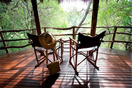 Südafrika; Nordwest-Provinz; Madikwe Wildreservat. Stühle auf dem privaten Balkon einer Hütte in der Jaci Safari Lodge. Stockbilder - Lizenzpflichtiges, Bildnummer: 862-03737081