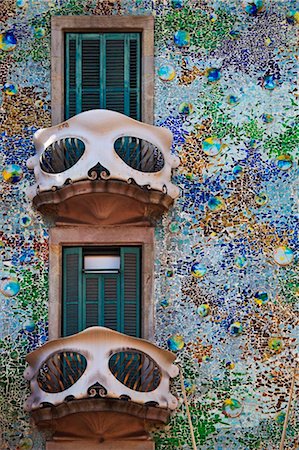 simsearch:862-03737147,k - Espagne, Catalogne, Barcelone, Eixample, les balcons et façade de la Casa Batlo (House of Bones), architecte - Antoni Gaudi Photographie de stock - Rights-Managed, Code: 862-03737145