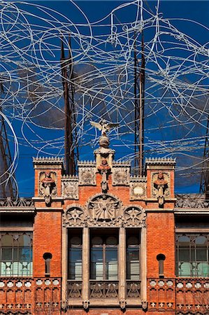 Espagne, Cataluna, Barcelone, Eixample, la sculpture et la façade du Musée et centre culturel Fundacio Antoni Tapies. Photographie de stock - Rights-Managed, Code: 862-03737146
