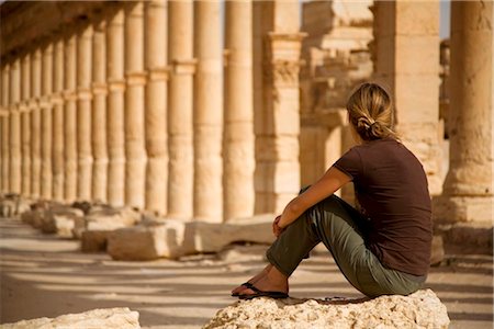 simsearch:862-03737191,k - Syria, Palmyra. A tourist sits amongst the ancient ruins of Queen Zenobia's city at Palmyra. Foto de stock - Con derechos protegidos, Código: 862-03737200