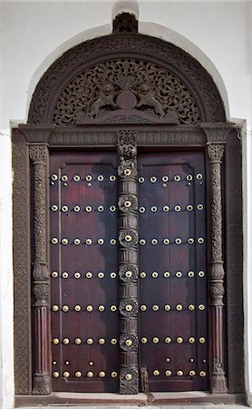 simsearch:862-03737315,k - Tanzanie, Zanzibar, Stone Town. Les portes en teck massifs de Beit al-ajaib ou House of Wonders, Zanzibars bâtiment historique le plus connu. Construit par le Sultan Barghash en 1883. Photographie de stock - Rights-Managed, Code: 862-03737247
