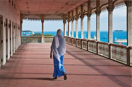 Tanzanie, Zanzibar, Stone Town. Une femme de Zanzibar sur le balcon de Beit al-ajaib ou House of Wonders, (Sultan Barghash, 1883) Photographie de stock - Rights-Managed, Code: 862-03737248