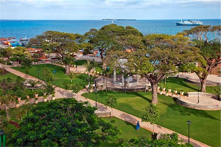 Tanzanie, Zanzibar, Stone Town. Les beaux jardins Forodhani ornent le front de mer en face de Beit al-ajaib ou House of Wonders Photographie de stock - Rights-Managed, Code: 862-03737251