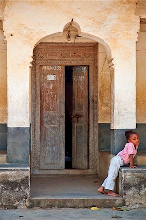 simsearch:862-03737246,k - Tanzanie, Zanzibar, Stone Town. Une jeune fille devant son domicile dans un labyrinthe s Stone Town de rues étroites. Photographie de stock - Rights-Managed, Code: 862-03737269