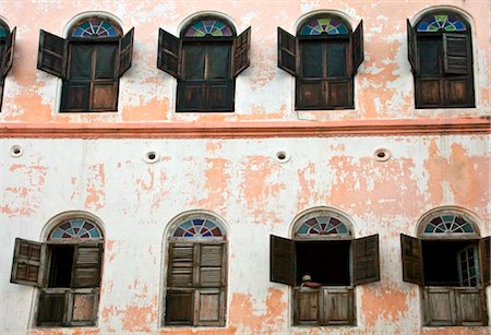 simsearch:862-03737306,k - Tanzania, Zanzibar, Stone Town. The shuttered windows of a large old building in Stone Town. Fotografie stock - Rights-Managed, Codice: 862-03737262