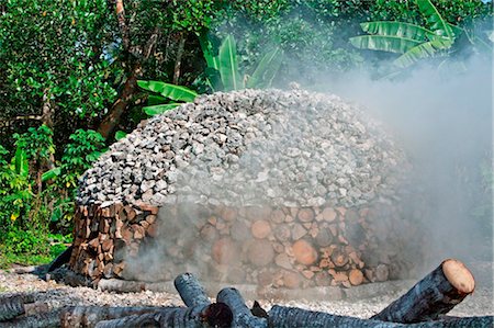 simsearch:862-03737315,k - Tanzanie, Zanzibar. Un grand feu de bois brûle grosse roche de corail pour produire de la chaux pour plâtrer les murs des maisons. Photographie de stock - Rights-Managed, Code: 862-03737298