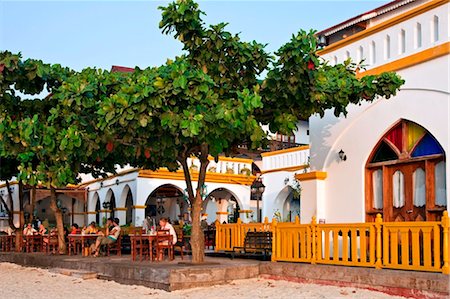 simsearch:862-03808668,k - Tanzania, Zanzibar, Stone Town. Tembo House Hotel built on a seafront plot of land, once the American Embassy, established 1834. Foto de stock - Con derechos protegidos, Código: 862-03737299