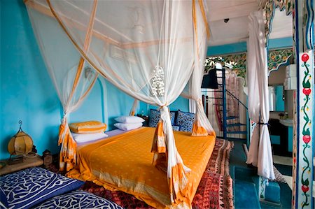 simsearch:862-03737306,k - Tanzania, Zanzibar, Stone Town. A bedroom of  236 Hurumzi, in a magnificent historic building in the heart of Stone Town. Fotografie stock - Rights-Managed, Codice: 862-03737303