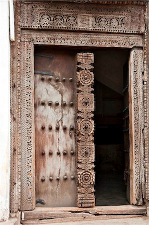 simsearch:841-02899908,k - Tanzania, Zanzibar, Stone Town. A fine old carved wooden door of a house in Stone Town. Foto de stock - Direito Controlado, Número: 862-03737316