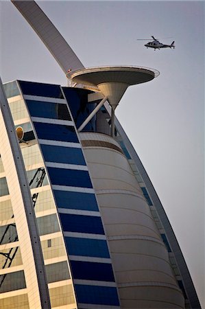 United Arab Emirates, Dubaï, Um Suqaim Second District ; un atterrissage d'hélicoptère du Burj Al Arab Hotel. Photographie de stock - Rights-Managed, Code: 862-03737320