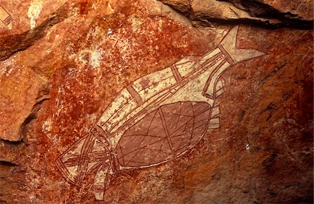 Australia, Northern Territory, Kakadu National Park. An X-ray style animal figure at Nangguluwur Gallery at the base of Nourlangie Rock Fotografie stock - Rights-Managed, Codice: 862-03730946