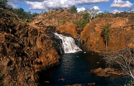 simsearch:862-03736312,k - Australie, Northern Territory, nr de Jatbula Trail, Parc National de Nitmiluk Katherine. Nageurs profiter d'une piscine de roche à Edith Falls. Photographie de stock - Rights-Managed, Code: 862-03730942