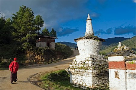 simsearch:862-03730965,k - Asien, Bhutan, Gangtey Gompa Kloster, Phobjikha Tal Mönch zu Fuß vorbei an einem stupa Stockbilder - Lizenzpflichtiges, Bildnummer: 862-03730984