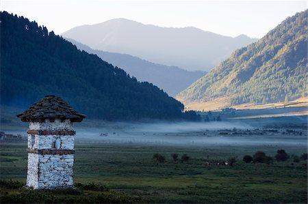 simsearch:862-03730966,k - Asien, Bhutan, Phobjikha Tal, Steinhaufen in einem nebligen Tal Stockbilder - Lizenzpflichtiges, Bildnummer: 862-03730982