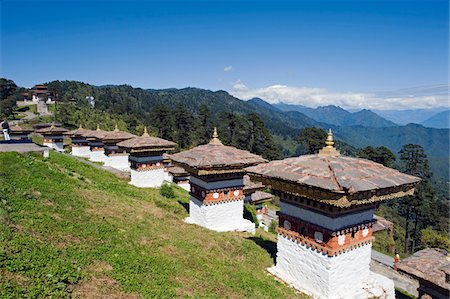 Asie, Bhoutan, col de la Dochu (3140), site de 108 chortens construit en 2005 pour commémorer une bataille avec les militants Photographie de stock - Rights-Managed, Code: 862-03730993