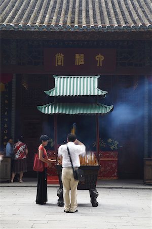 simsearch:862-06825167,k - People praying at Liurong Temple, Guangzhou, Guangdong Province, China Foto de stock - Con derechos protegidos, Código: 862-03731077