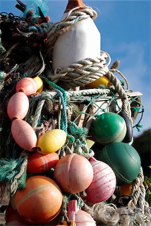 simsearch:633-03194605,k - L'Angleterre, Cornwall. Cordes, des bouées et autres attirails de pêche à Trebarwith Strand. Photographie de stock - Rights-Managed, Code: 862-03731255