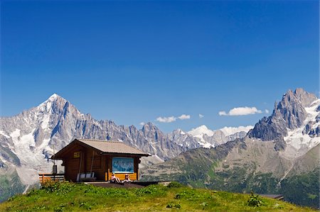 France, Rhone Alps, Chamonix Valley, hikers resting at a mountain hut with Les Dru mountains Foto de stock - Direito Controlado, Número: 862-03731276