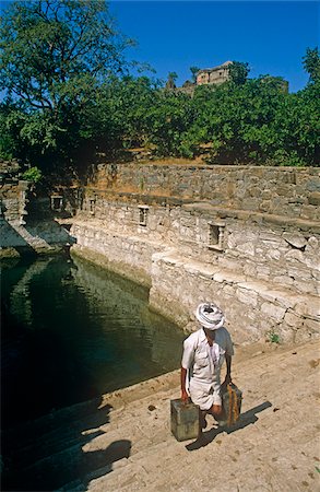 simsearch:700-06782177,k - India; Rajasthan, Kumbalgarh. A villager replenishes water cans from an ancient baori, or step well, within the Kumblgarh Fort. Foto de stock - Con derechos protegidos, Código: 862-03731345