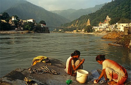 rishikesh - Uttarakhand, Indien Rishikesh. Dorfbewohner waschen Kleidung von Fluß Ganges vor dem Hintergrund des bewaldeten Hügels. Stockbilder - Lizenzpflichtiges, Bildnummer: 862-03731349
