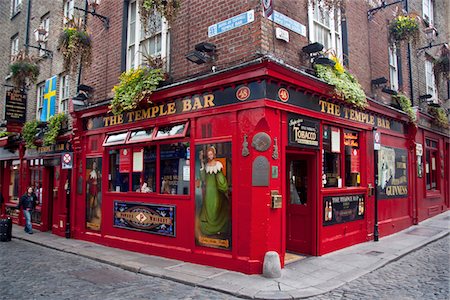 pub - The Temple Bar in the district of Temple Bar, on the south bank of the River Liffey in central Dublin, Ireland Foto de stock - Con derechos protegidos, Código: 862-03731395