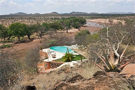 simsearch:862-03737088,k - Kenya, The swimming pool of the luxurious Sasaab Lodge on the banks of the Uaso Nyiru River Foto de stock - Direito Controlado, Número: 862-03731473