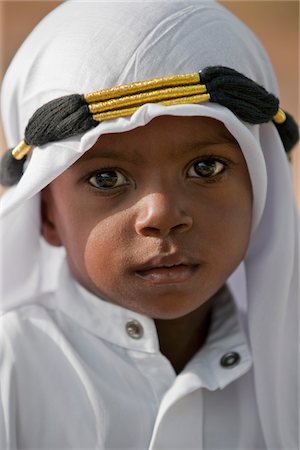 simsearch:862-03437076,k - Kenya. Un garçon musulman Lamu, avec maquillage pour Maulidi, célébration de l'anniversaire de prophète Mohammed s. Photographie de stock - Rights-Managed, Code: 862-03731547
