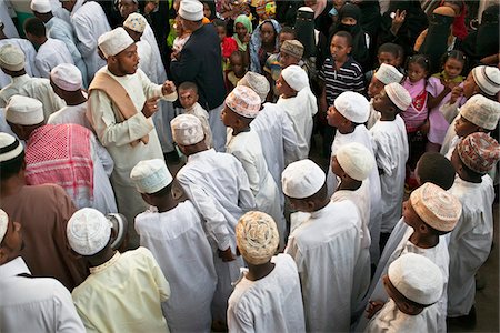 Kenya. A procession of the faithful singing and dancing through Lamu s narrow streets during the procession for Maulidi. Foto de stock - Direito Controlado, Número: 862-03731557