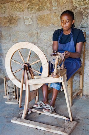 Kenya, Laikipia, Lewa Downs. Une femme Laikipiak Maasai tourne laine pour faire des tapis à l'atelier communautaire de sentiers sauvages. Photographie de stock - Rights-Managed, Code: 862-03731576