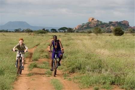 simsearch:862-03731582,k - Kenya, Chyulu Hills, Ol Donyo Wuas.  A Maasai guide takes a child on a mountain biking safari.. Foto de stock - Con derechos protegidos, Código: 862-03731637