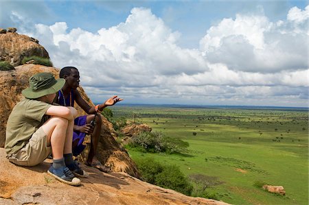 safari - Kenya, Chyulu Hills, Ol Donyo Wuas. A Maasai guide describes the area to a boy on a family safari.. Foto de stock - Con derechos protegidos, Código: 862-03731630