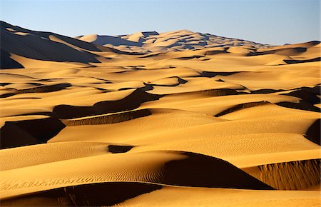 Libya, Fezzan, Edeyen Ubari, near Ubari. Seemingly endless dunes stretch to the horizon in the immense 'sand sea' of Edeyen Ubari. Fotografie stock - Rights-Managed, Codice: 862-03731774