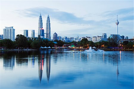 South East Asia, Malaysia, Kuala Lumpur, Petronas Towers and KL Tower, Lake Titiwangsa Foto de stock - Direito Controlado, Número: 862-03731792