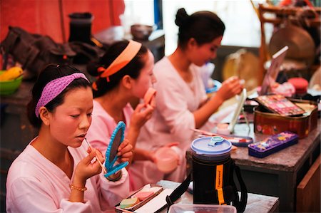 South East Asia, Malaysia, Penang, Georgetown, Taiwanese Chinese Opera, performers preparing makeup Foto de stock - Direito Controlado, Número: 862-03731821