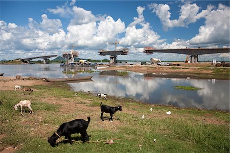 Mozambique, Zambezi. Construction of the new bridge across the Zambezi River near Caia. Stock Photo - Rights-Managed, Code: 862-03731885