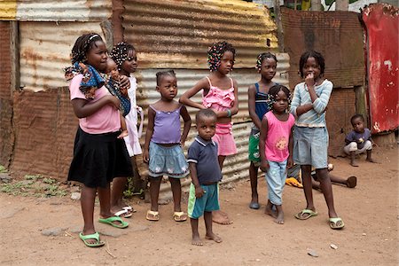 Maputo, Mosambik. Eine Gruppe von Kindern Menge runden die Wellpappe Häuser von ihren Canisa. Stockbilder - Lizenzpflichtiges, Bildnummer: 862-03731900