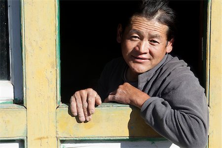 sherpa - Nepal, Everest Region. At the entrance to the Everest Base Camp Trek Lukla is home to many of the Sherpa porters Foto de stock - Con derechos protegidos, Código: 862-03731916
