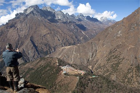 Népal, région de l'Everest, la vallée de Khumbu, Tengboche. Le monastère bouddhiste distant situé sur une crête dans l'ombre de l'Himalaya Photographie de stock - Rights-Managed, Code: 862-03731946